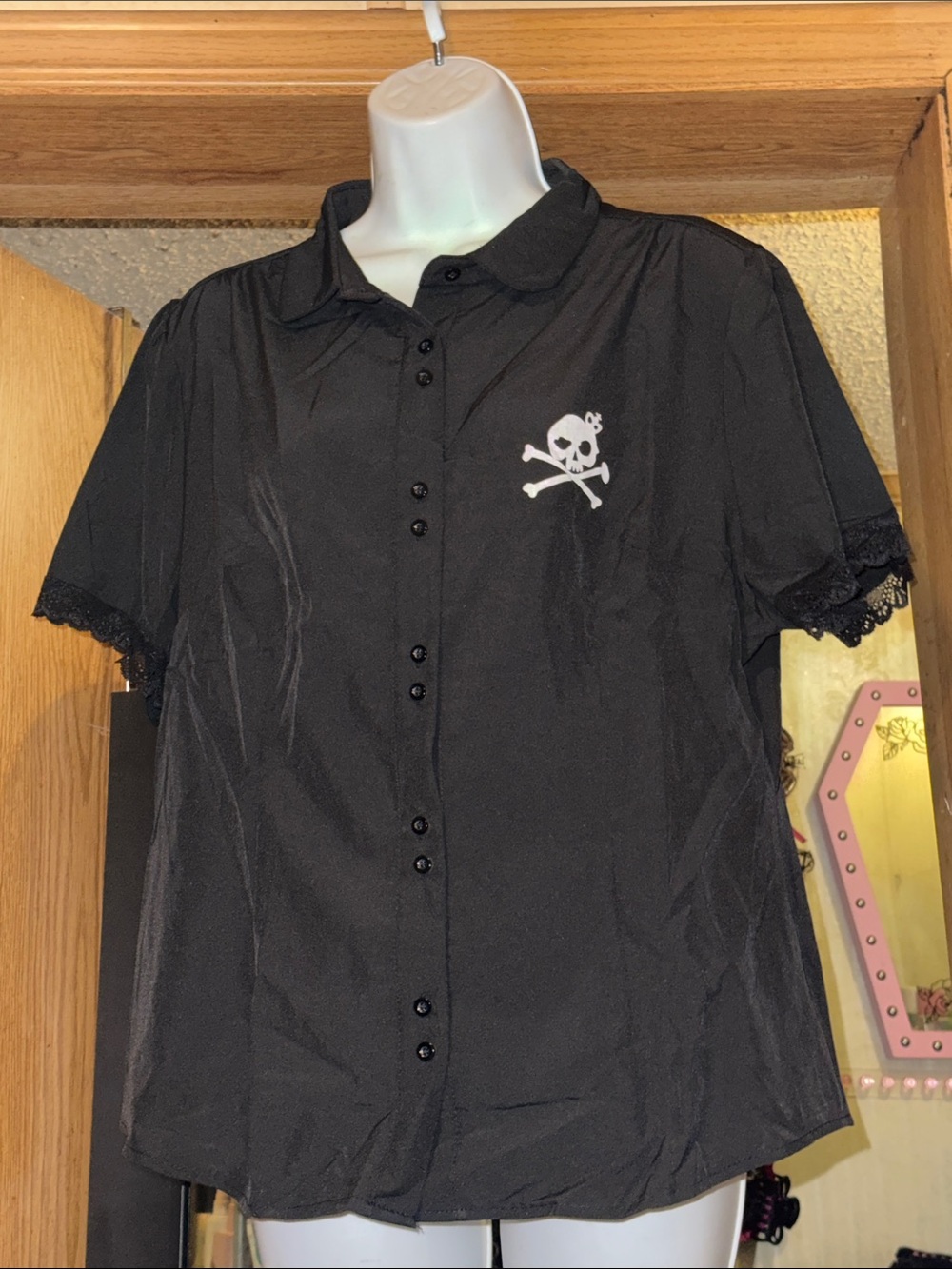 Button Up Women’s SKULL Shirt!! (New)